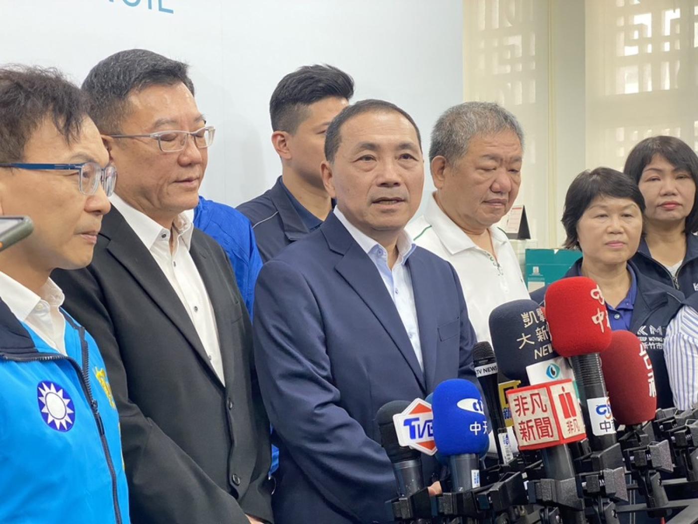 國民黨總統參選人侯友宜(中)今拜會新竹市議會。中央社