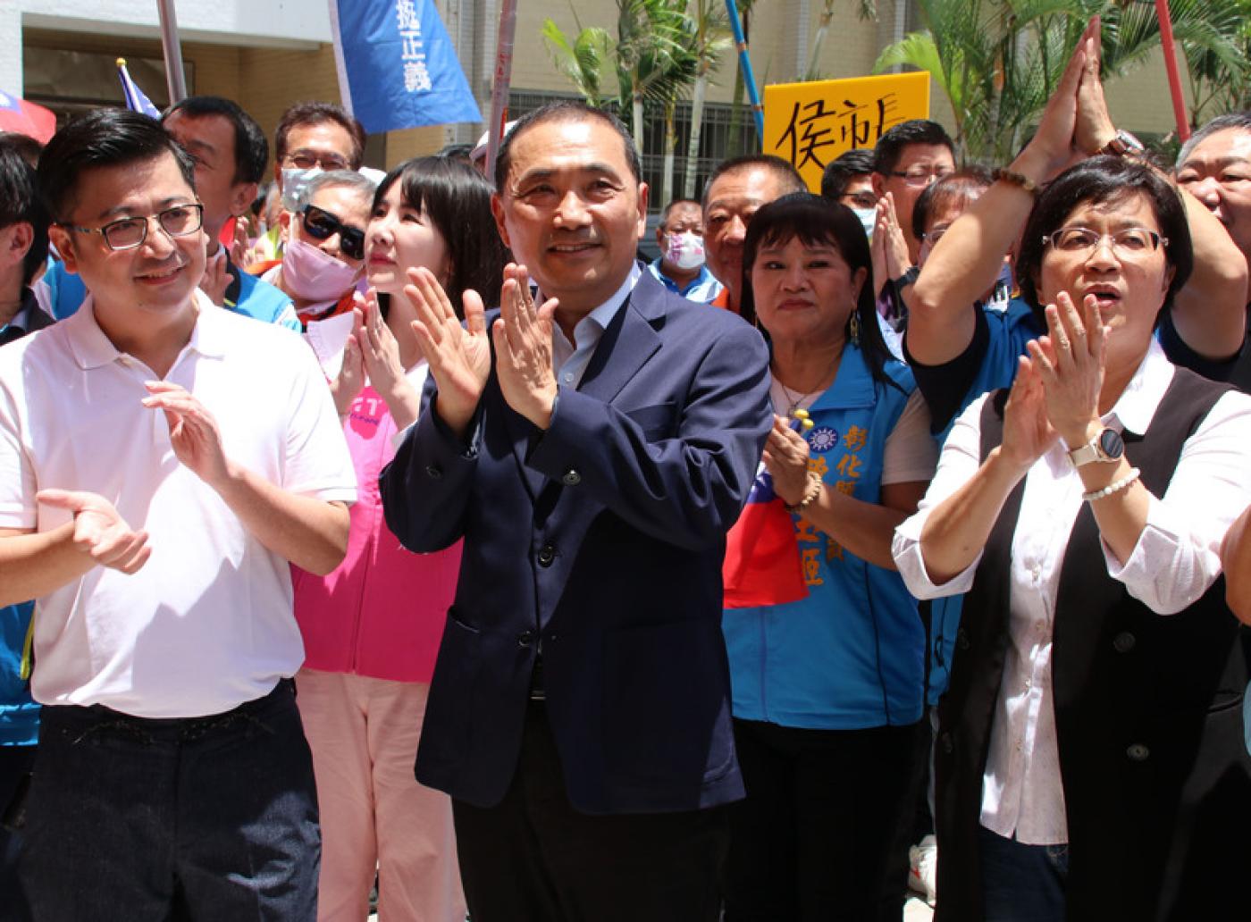 國民黨總統參選人侯友宜（前中）25日到彰化縣議會參與座談活動，彰化縣長王惠美（前右）與議長謝典林（前左）等人也出席。中央社