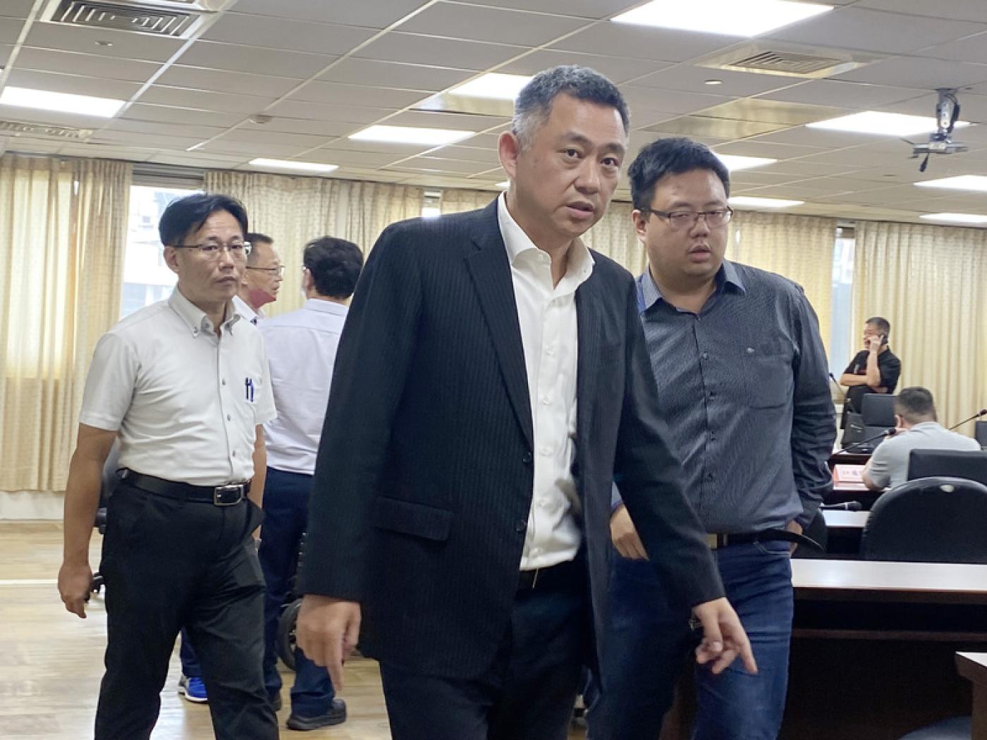北農26日召開股東會進行人事改選，因農委會、青果社董事共9席退席，新任董事召集人、金門縣前縣長楊鎮浯（前）表示，將於30日下午繼續未完成議程。中央社