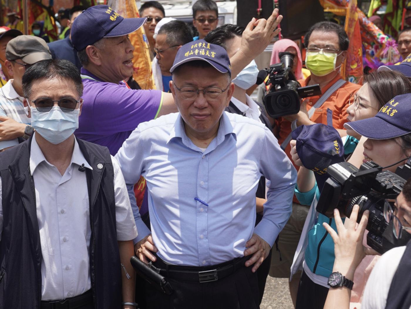 台灣民眾黨主席柯文哲（中）25日參加雲林縣麥寮鄉光大寮聚寶宮遶境接駕活動。中央社