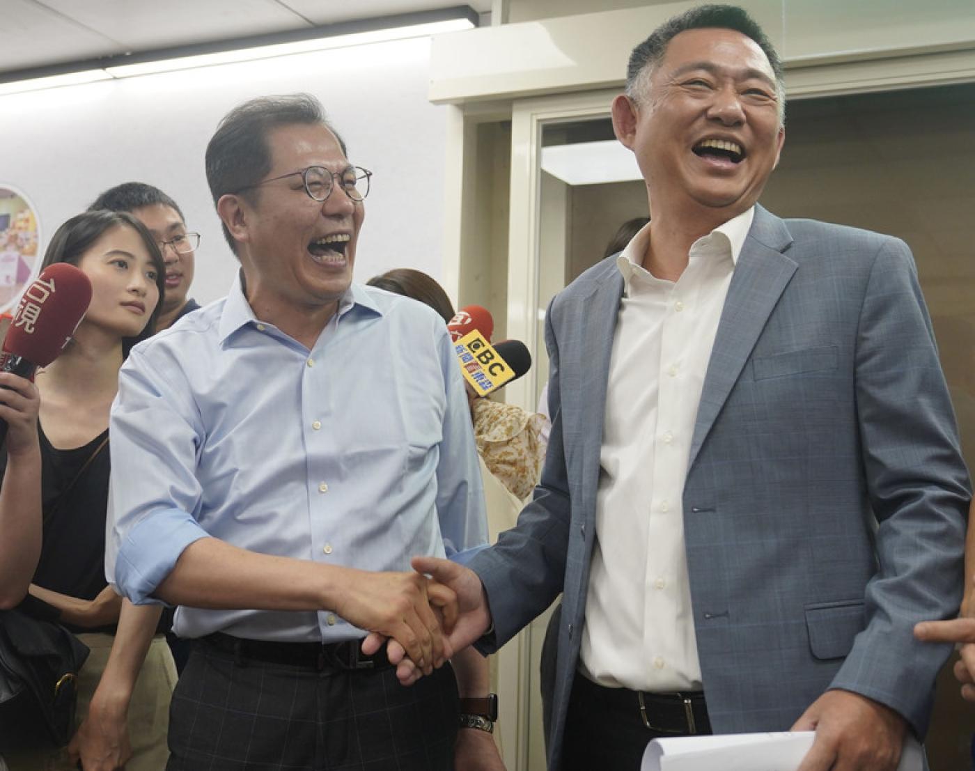 北農30日下午召開董事會完成人事改選，新任董事長由金門縣前縣長楊鎮浯（右）出任，總經理則由高雄市前農業局長吳芳銘（左）擔任。中央社