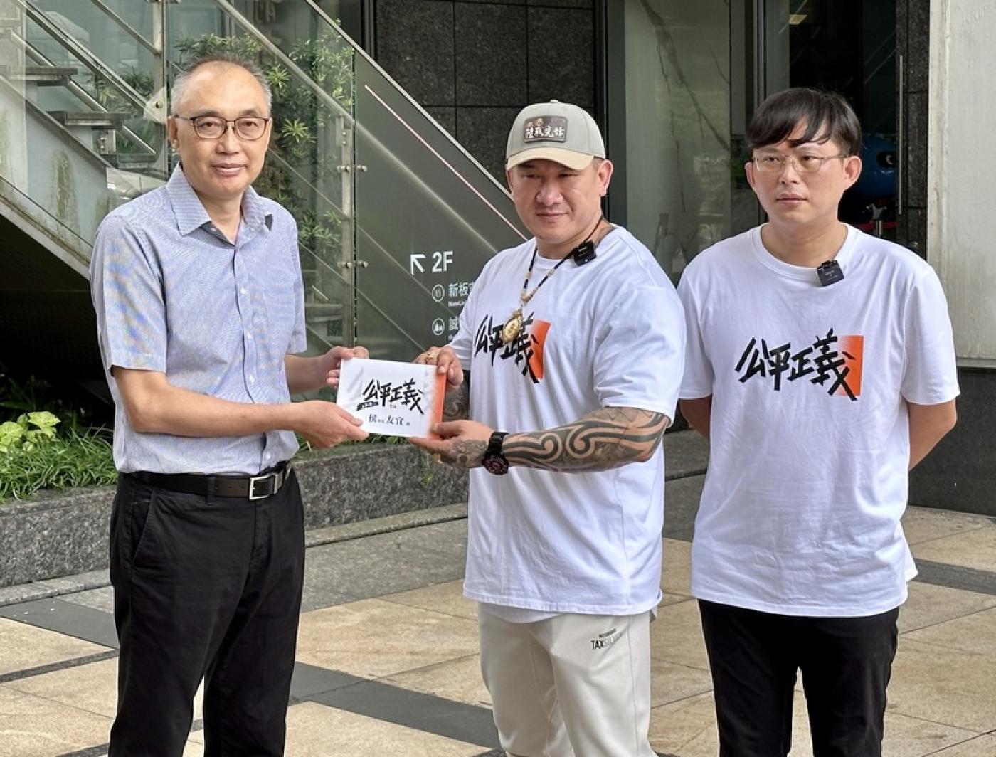 前立委黃國昌（右）、網紅「館長」陳之漢（中）3日向侯友宜競選辦公室副執行長謝政達（左）遞交「公平正義救台灣」活動邀請函。侯友宜競辦提供