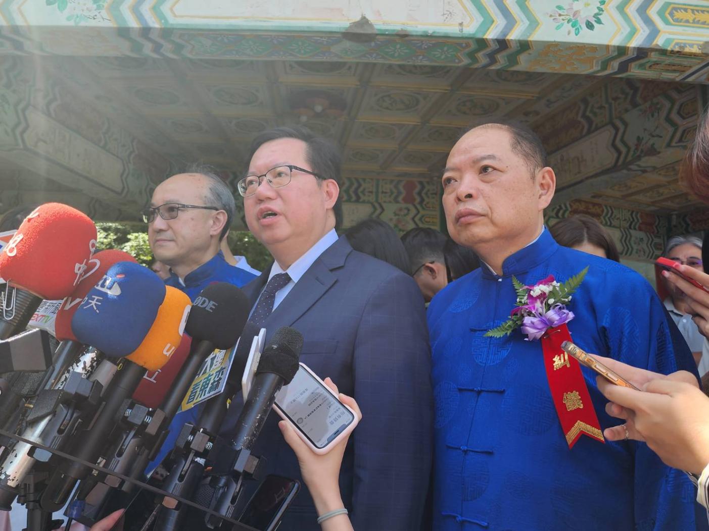 前國策顧問黃承國（右）和行政院副院長鄭文燦出席指南宮孚佑帝君成道1143周年大典。讀者提供