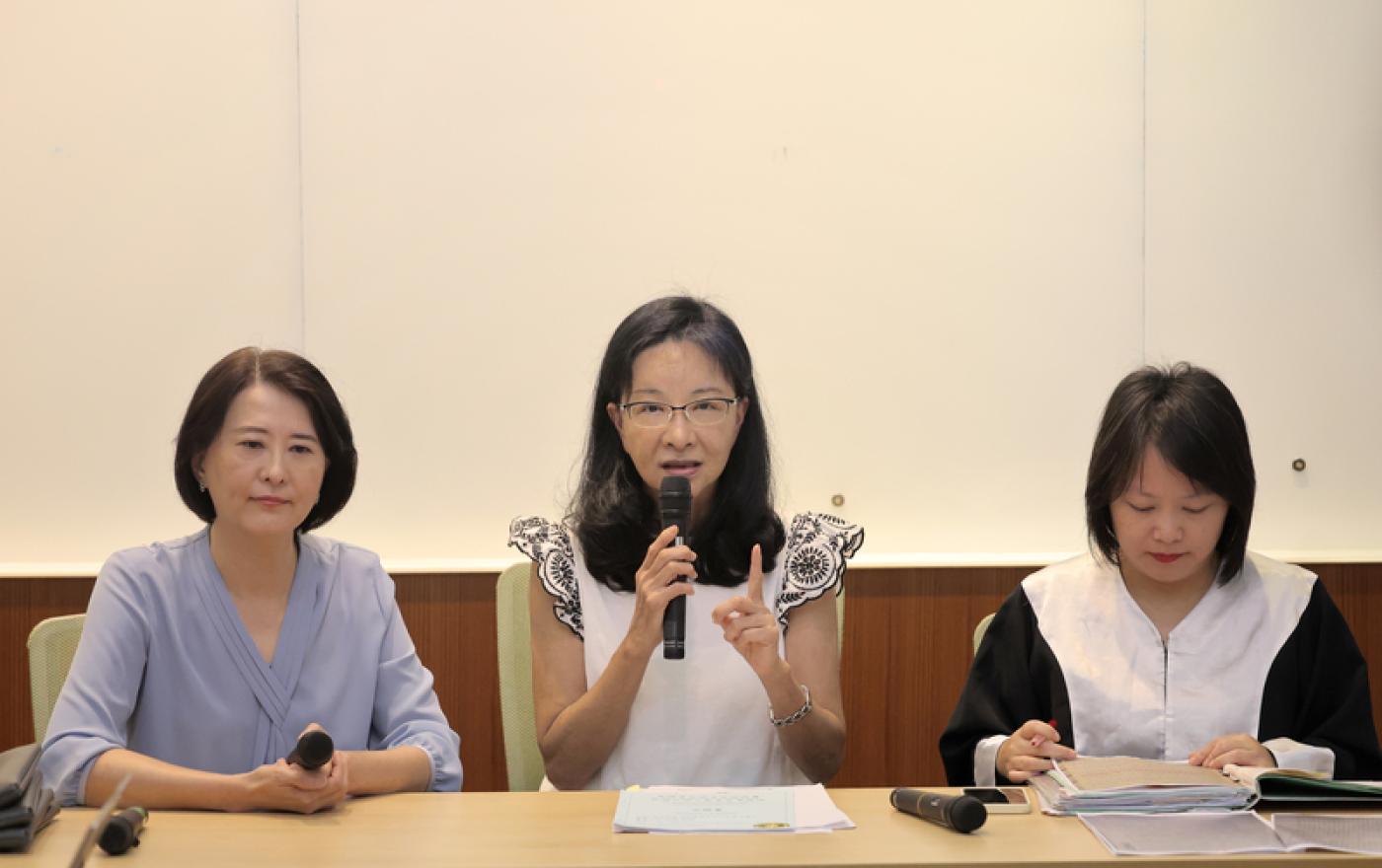 前中國小姐張淑娟(中)不滿被資深媒體人周玉蔻和蔡玉真指和總統府前秘書長蔣孝嚴有緋聞而提告，她今表示不會和解。中央社