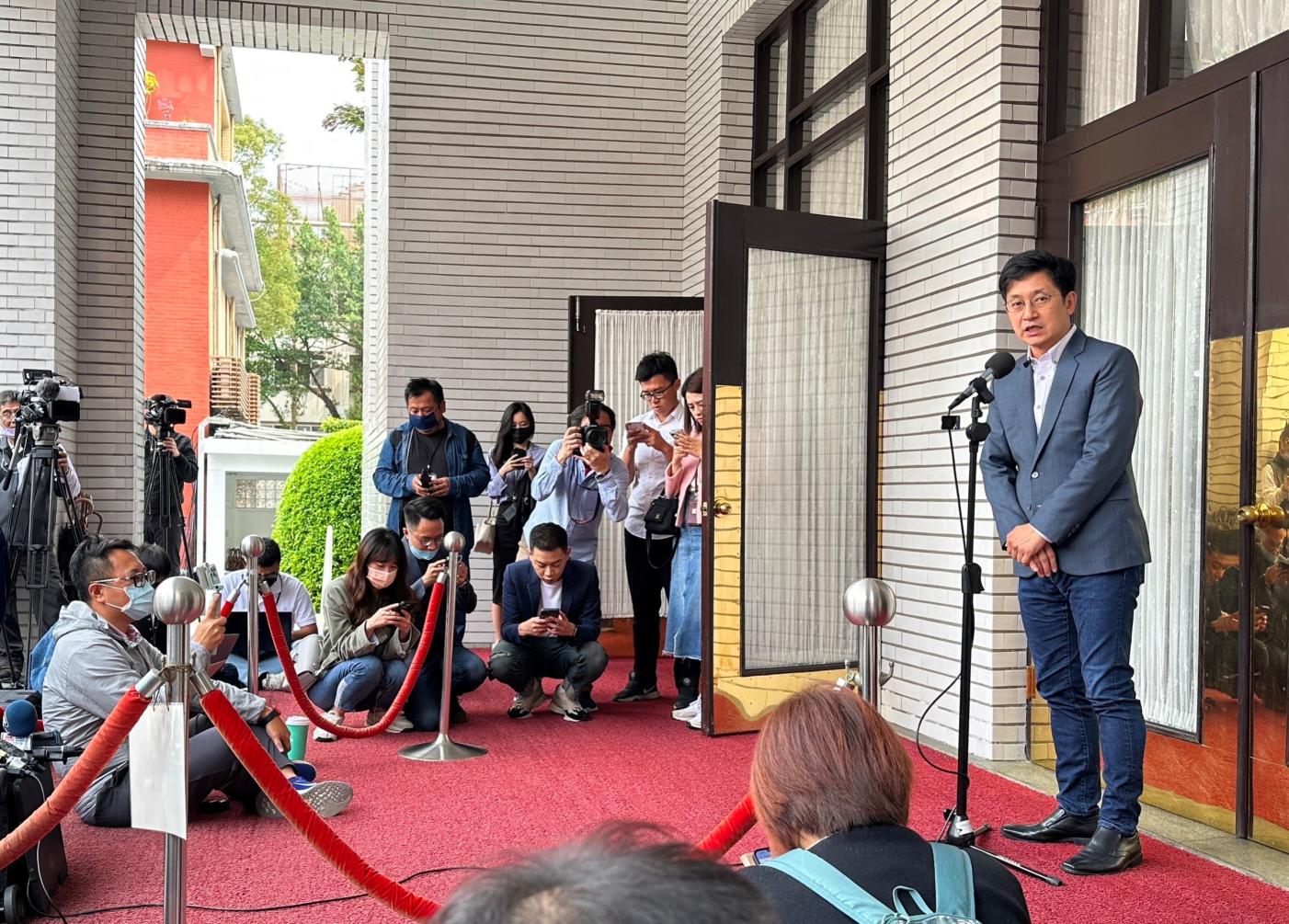 民進黨立委蔡適應說明不競選連任，被問到是否為下屆基隆市長選舉備戰，他笑而未答。林啟弘攝
