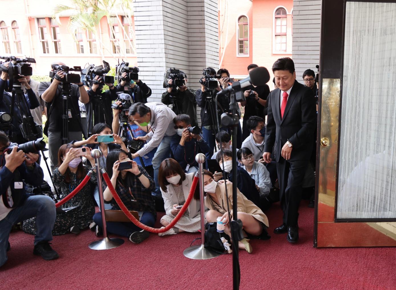 國民黨立委傅崐萁出面回應選策會爭議，吸引大批媒體採訪，他提到自己參與促成2008國親合，吳敦義南部辦公室發聲明打臉。林啟弘攝