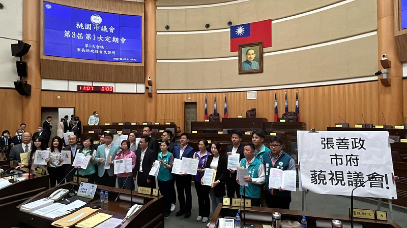 桃園市議會22日爆發局長與議員對罵衝突，議會民進黨團要求市府向議會道歉，並處分該局長。中央社