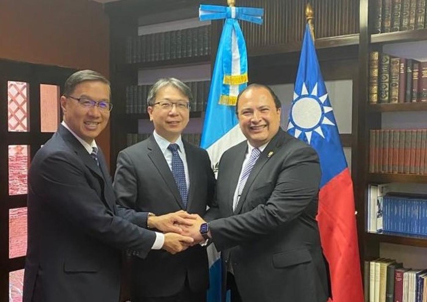 瓜國外交部今揭露，國安局長蔡明彥偕我國駐瓜國大使曹立傑，與瓜國外交部長步卡羅（Mario Búcaro）會面。翻攝瓜國推特。