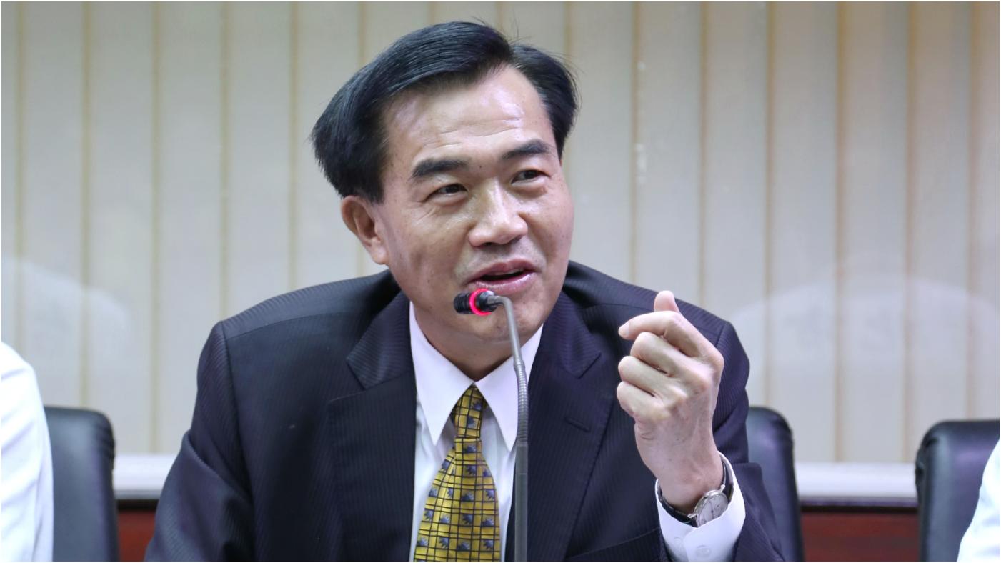 台南市議會前議長李全教買下約32座足球場大的魚塭地，轉做太陽能光電。資料照片