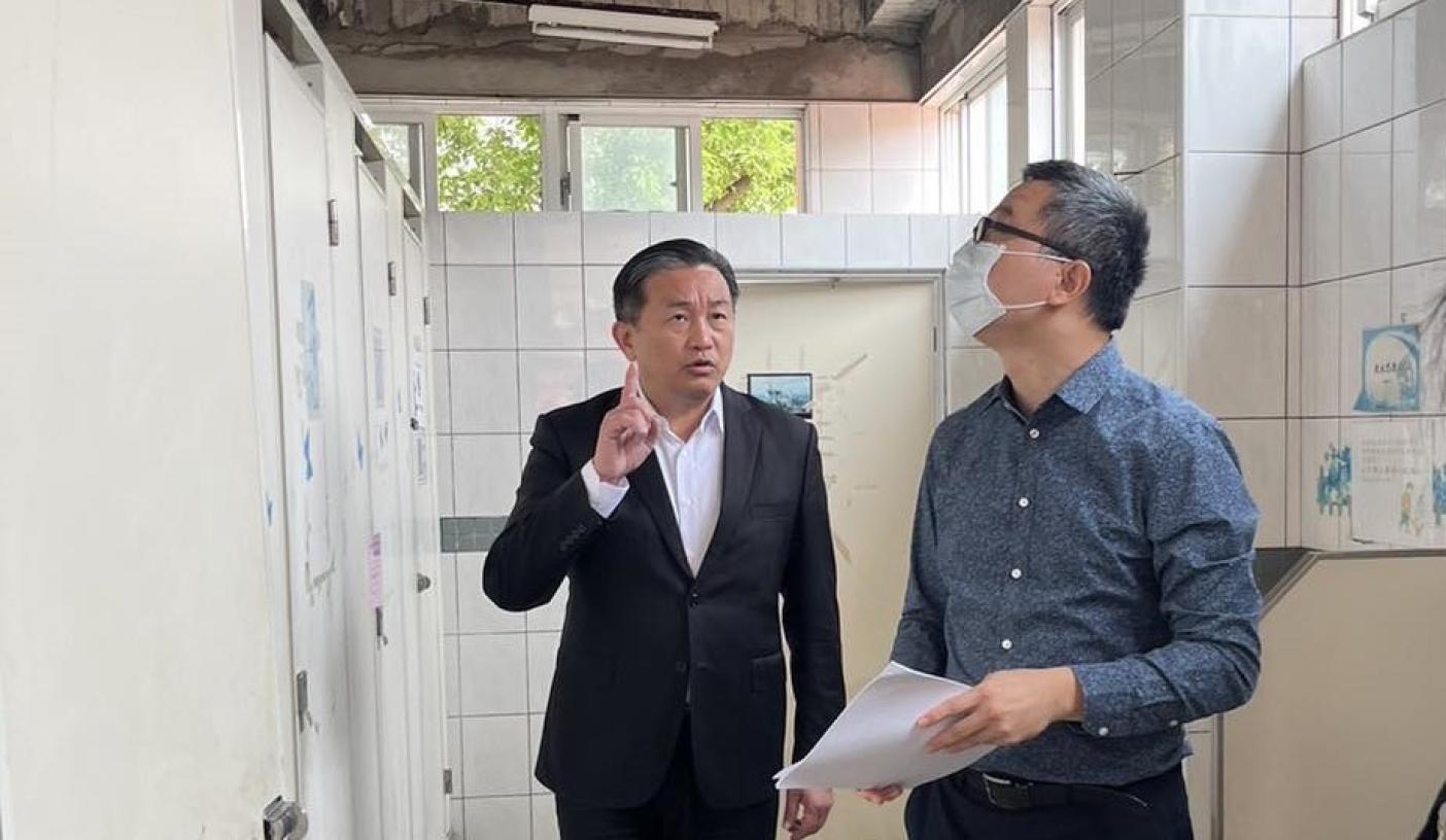 海軍遺失的步槍槍機在國防部長邱國正說重話後在營區被找到，民進黨立委王定宇(左)說這代表賊還在。翻攝王定宇臉書