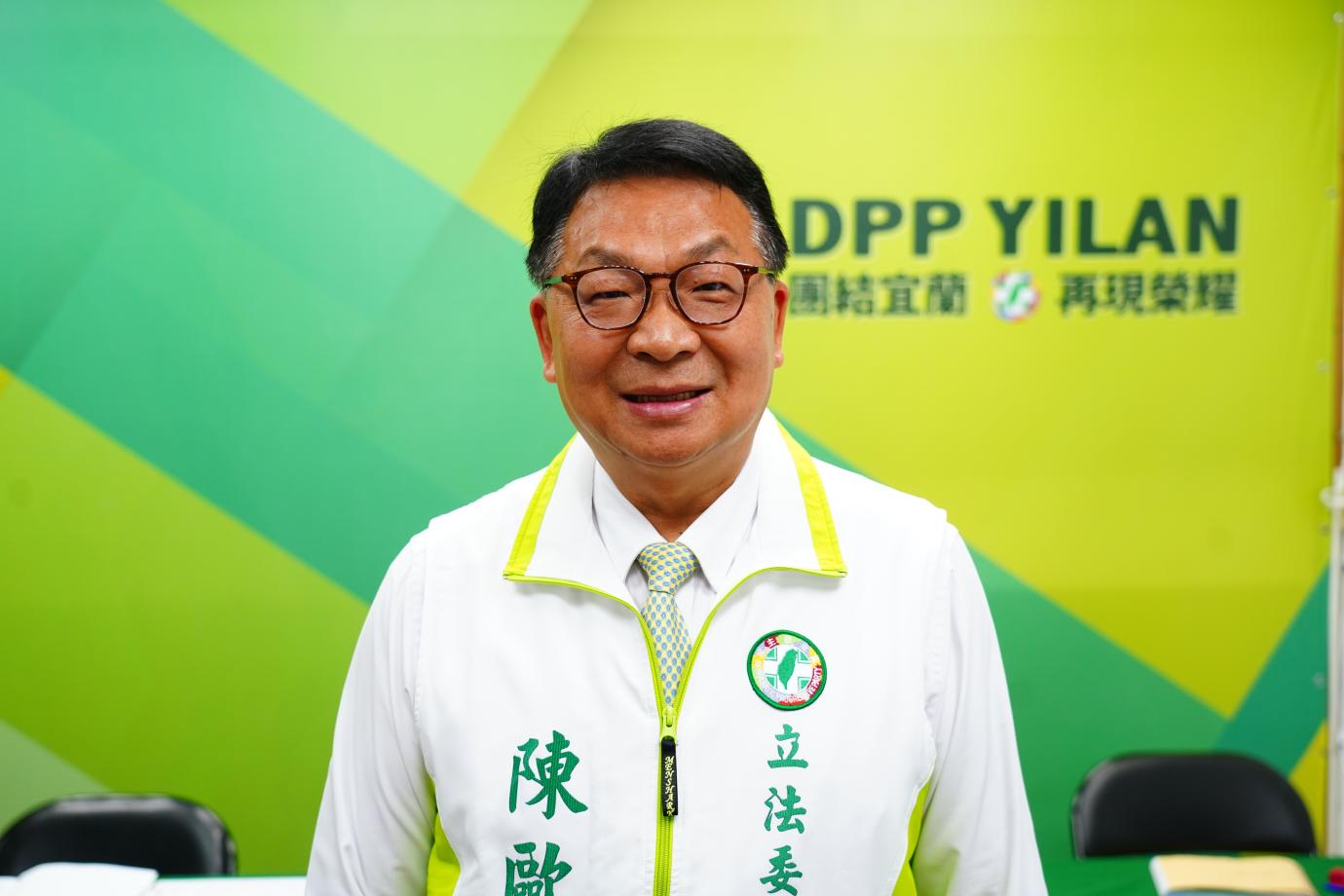 民進黨立委陳歐珀20日率團隊前往宜蘭縣黨部領表登記參加黨內初選。林泊志攝