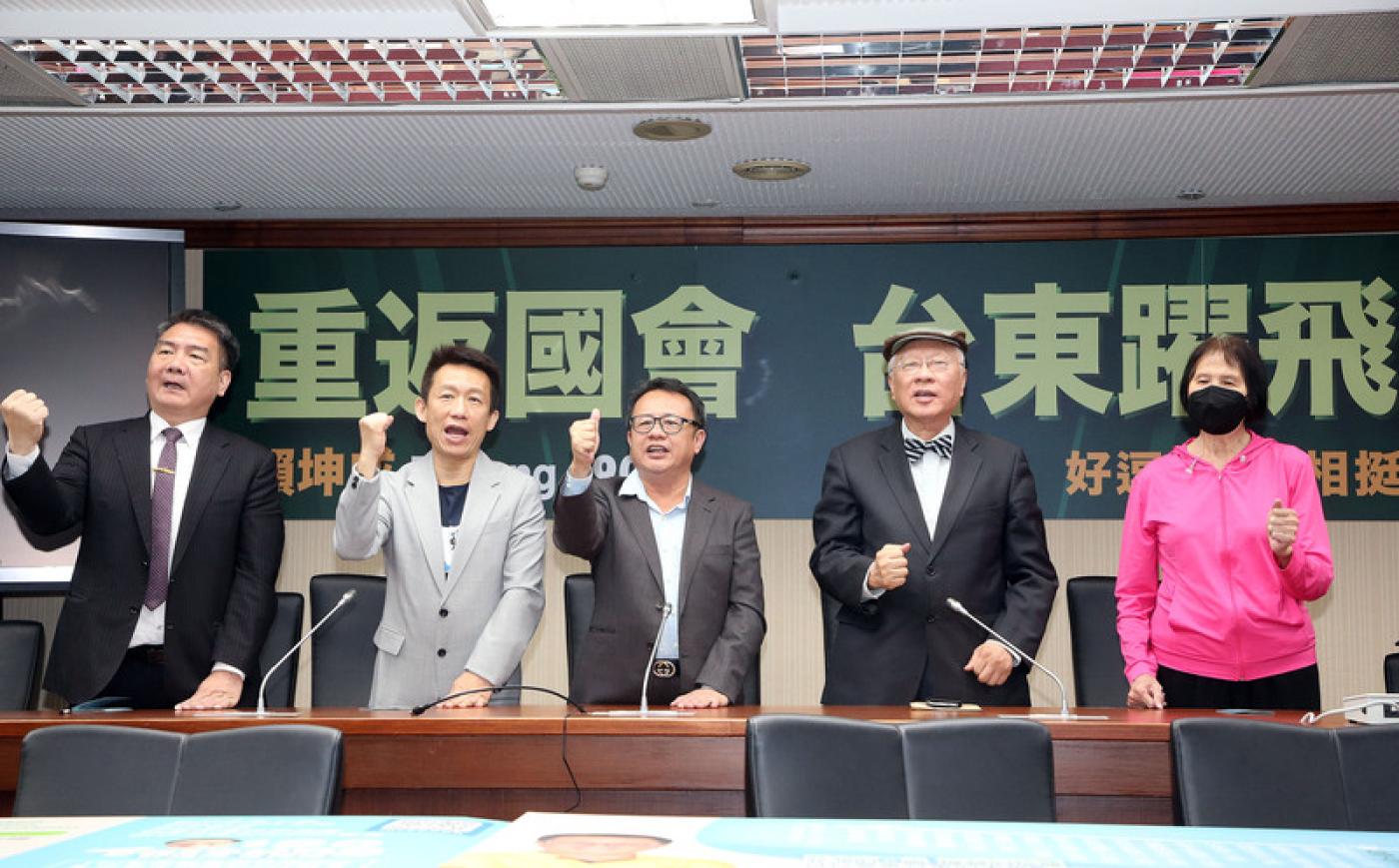 賴坤成（中）22日宣布參與台東區立委黨內初選，挑戰現任立委劉櫂豪。演藝圈好友郭子乾（左2）、綠營大老陳永興（右2）、體育界大老紀政（右）等人出席力挺。