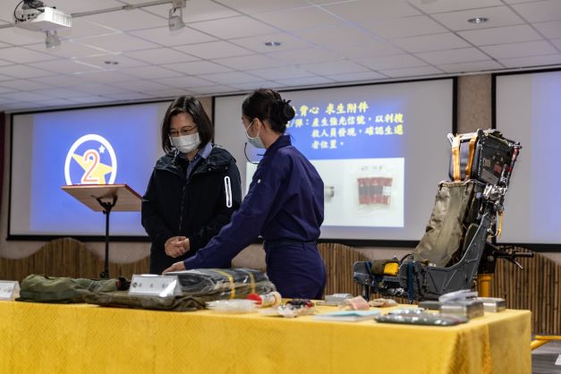蔡英文總統聽取幻象戰機的機生裝備簡報。軍聞社