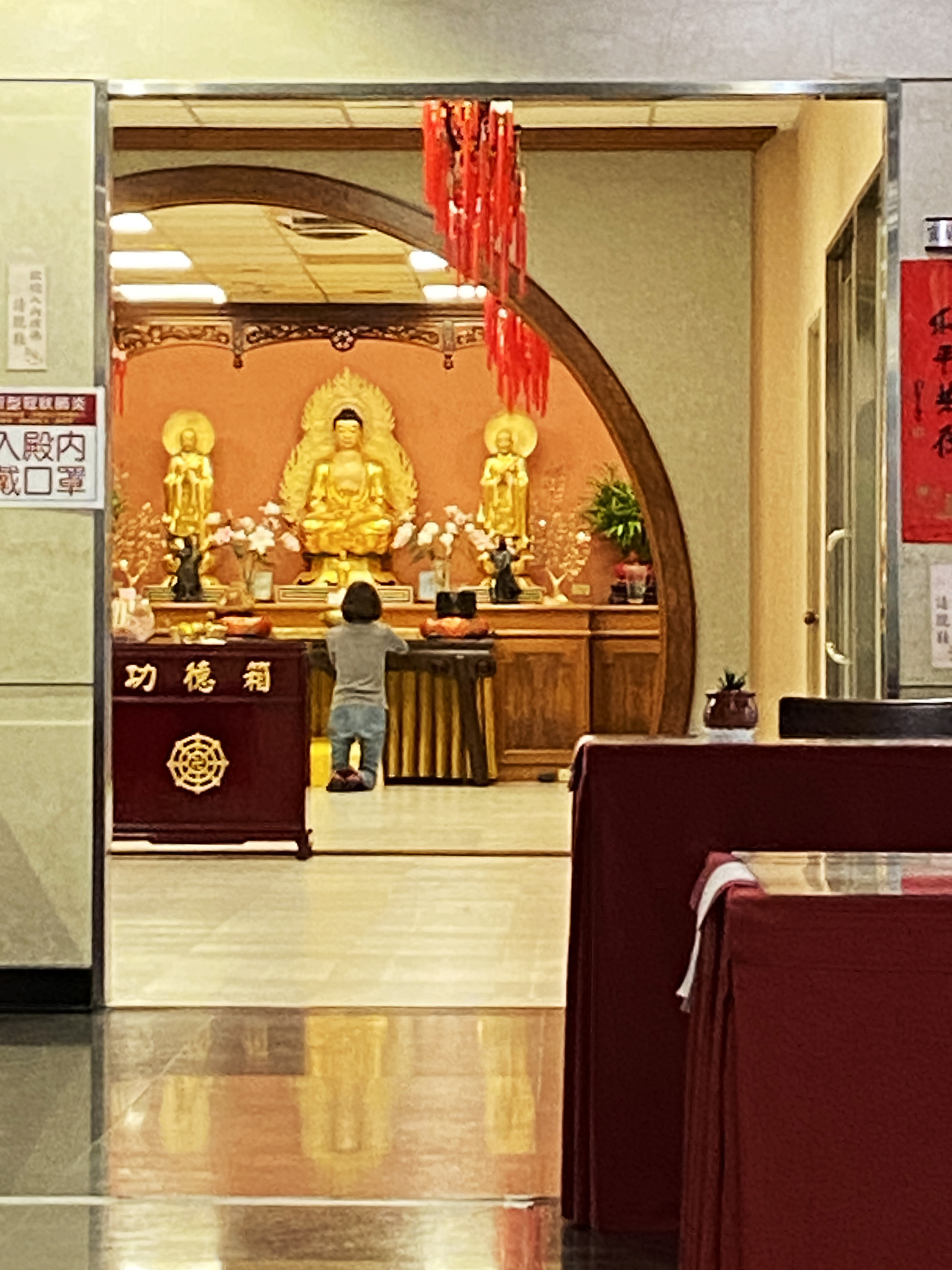 林羿伶到佛光山蘭陽別院拜拜。照片讀者提供